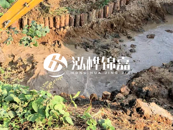 湖南防汛木樁批發(fā)廠家泓樺錦嘉 - 防洪木樁的作用是什么？?
