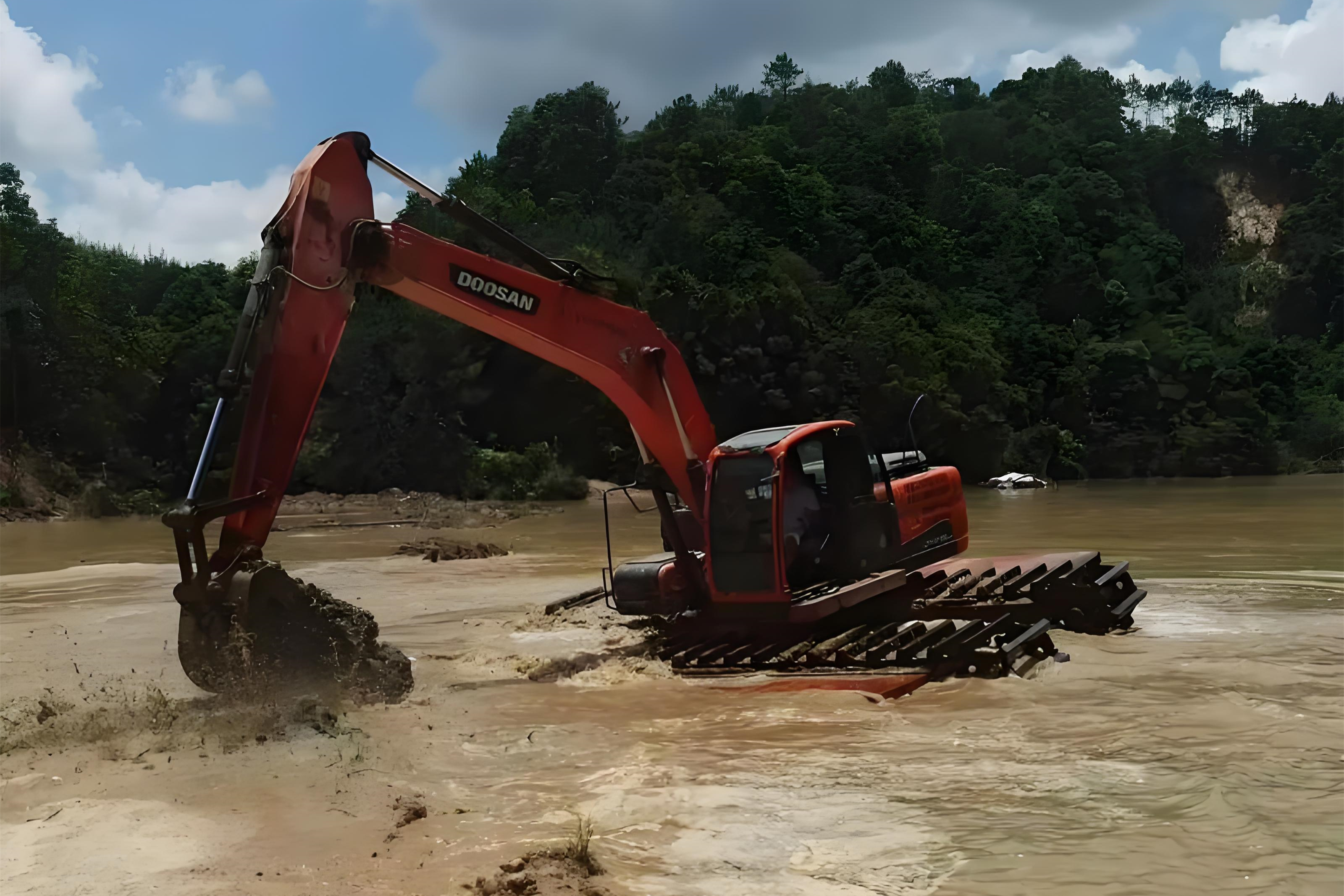 浙江杭州挖機清淤施工隊-沼澤地清淤需要先排水嗎？