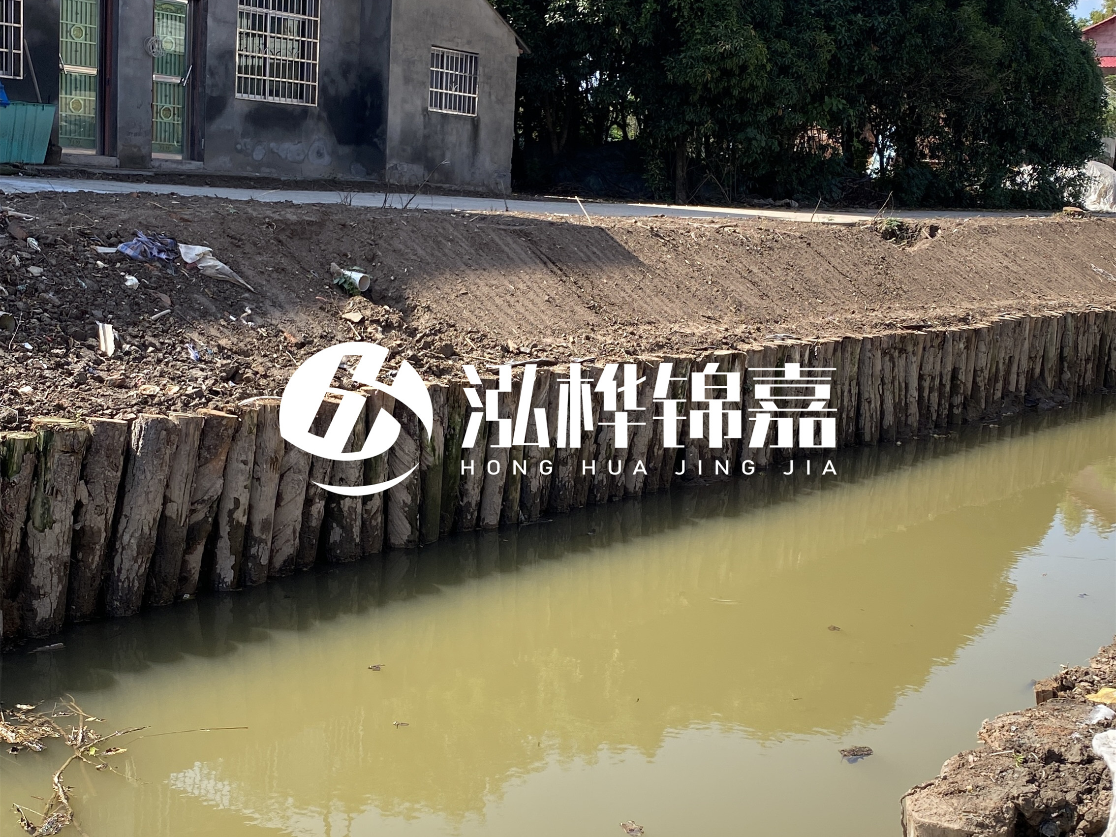 松木樁批發(fā)廠家泓樺錦嘉-圍堰松木樁間距多少能保證穩(wěn)定性？